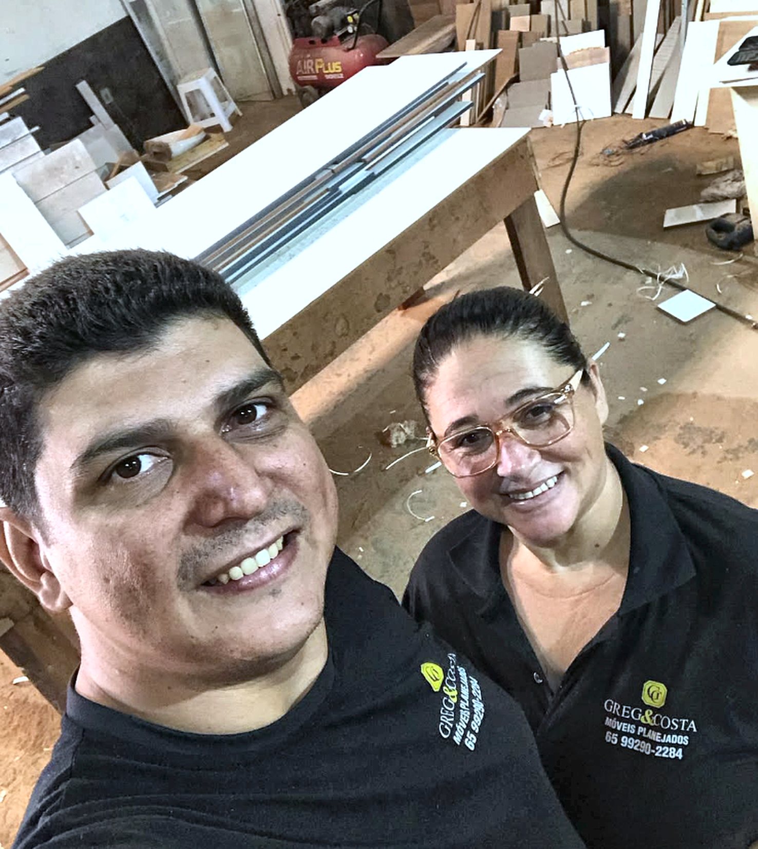 Deivid e a esposa na fábrica da GREG, com uniforme da empresa