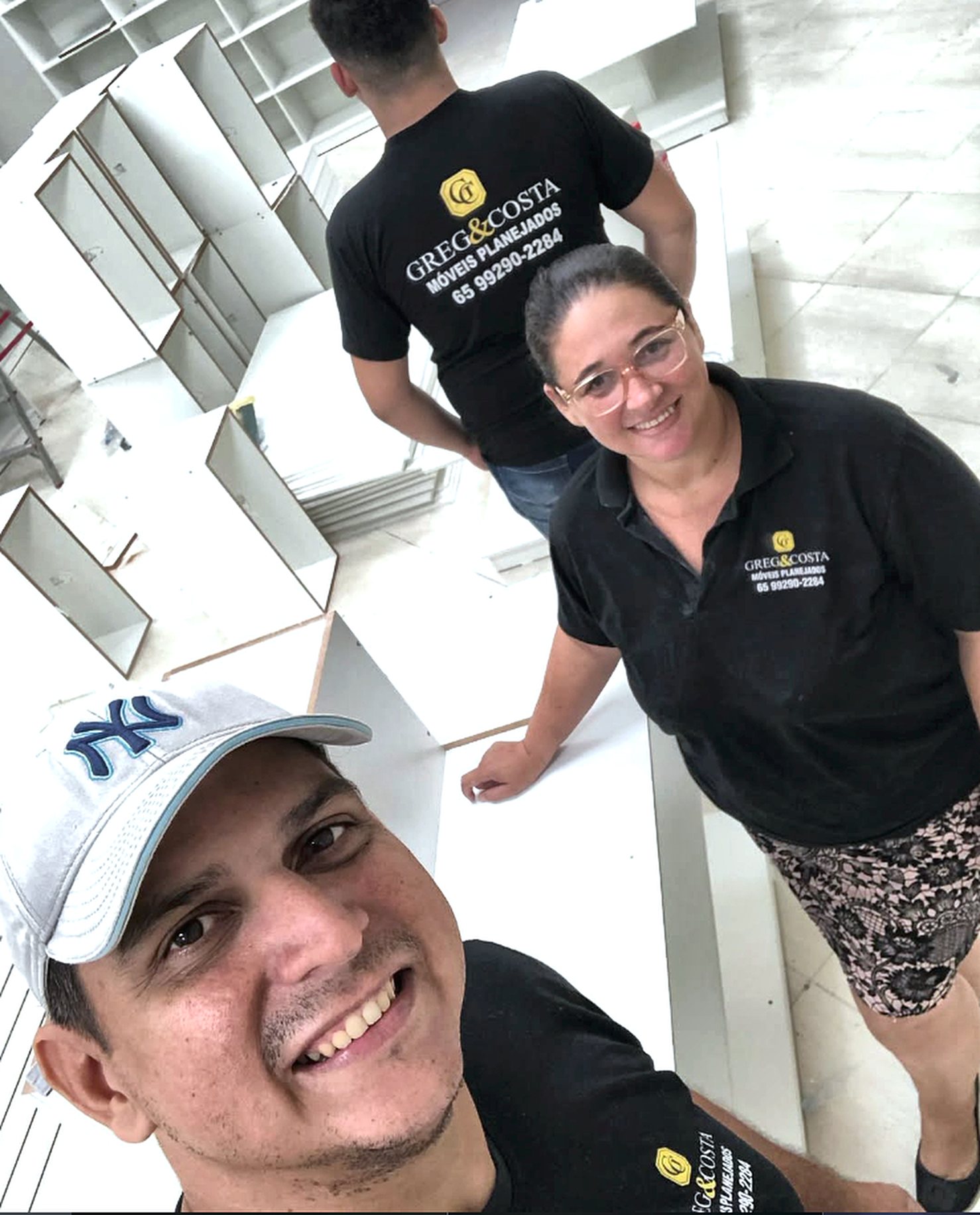 Equipe GREG montando armários