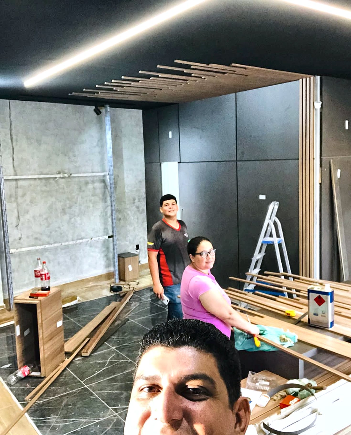 Família GREG instalando ripado em obra