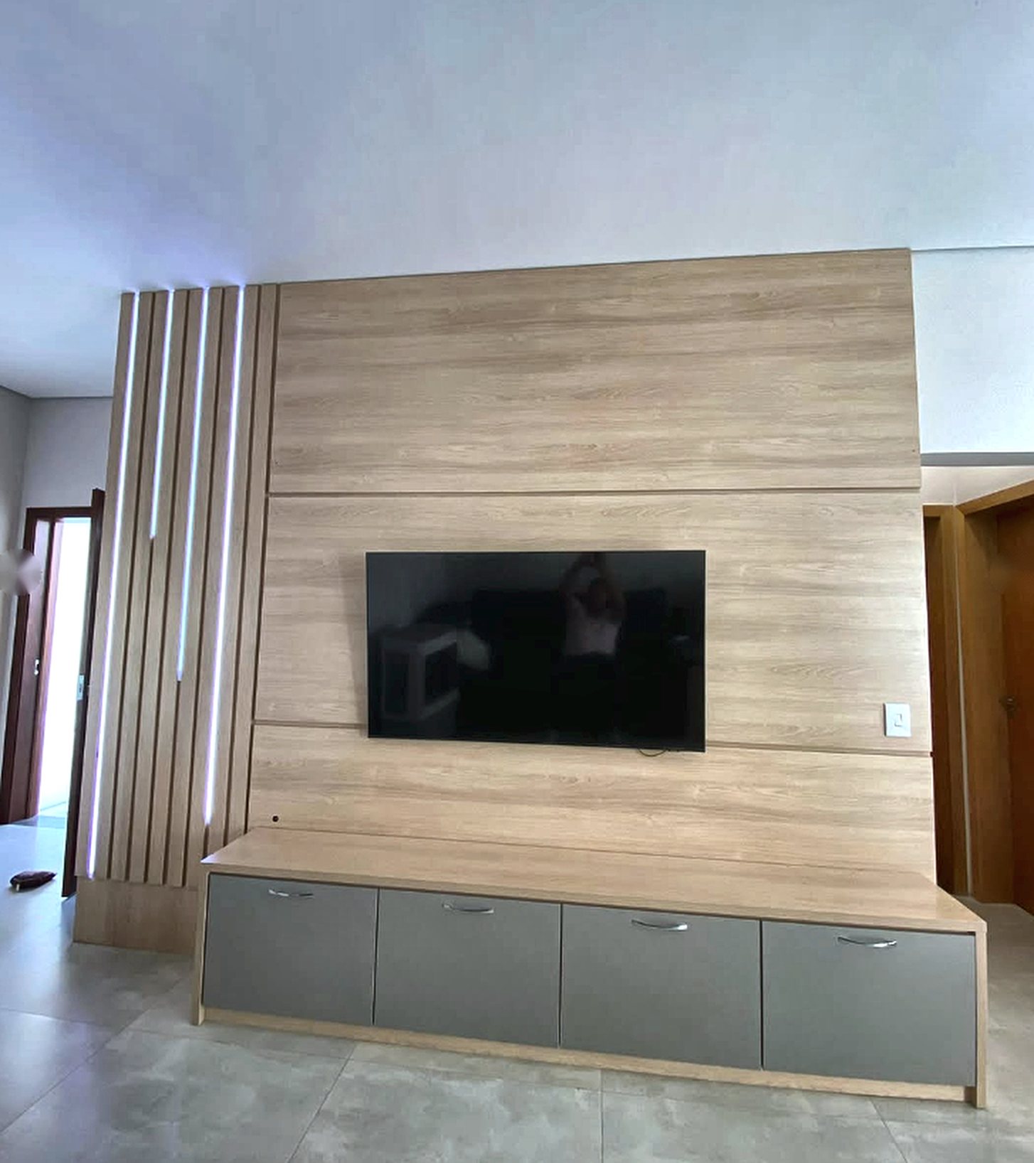 Painel de TV amadeirado com ripas iluminadas