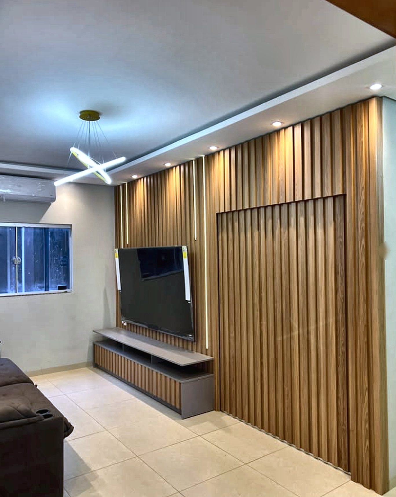 Painel ripado com LED e rack suspenso